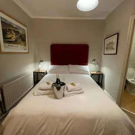 Queens Arms 3* Litton