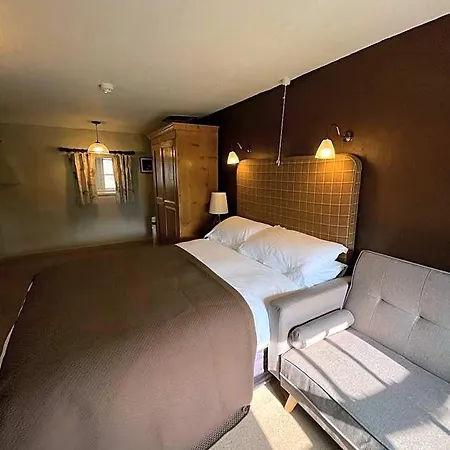 Queens Arms 3*